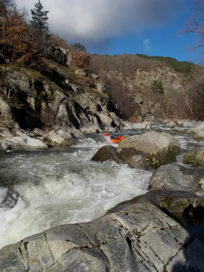 Philippe à l'approche du Seuil glissière au milieu des Gorges (classe 4+).